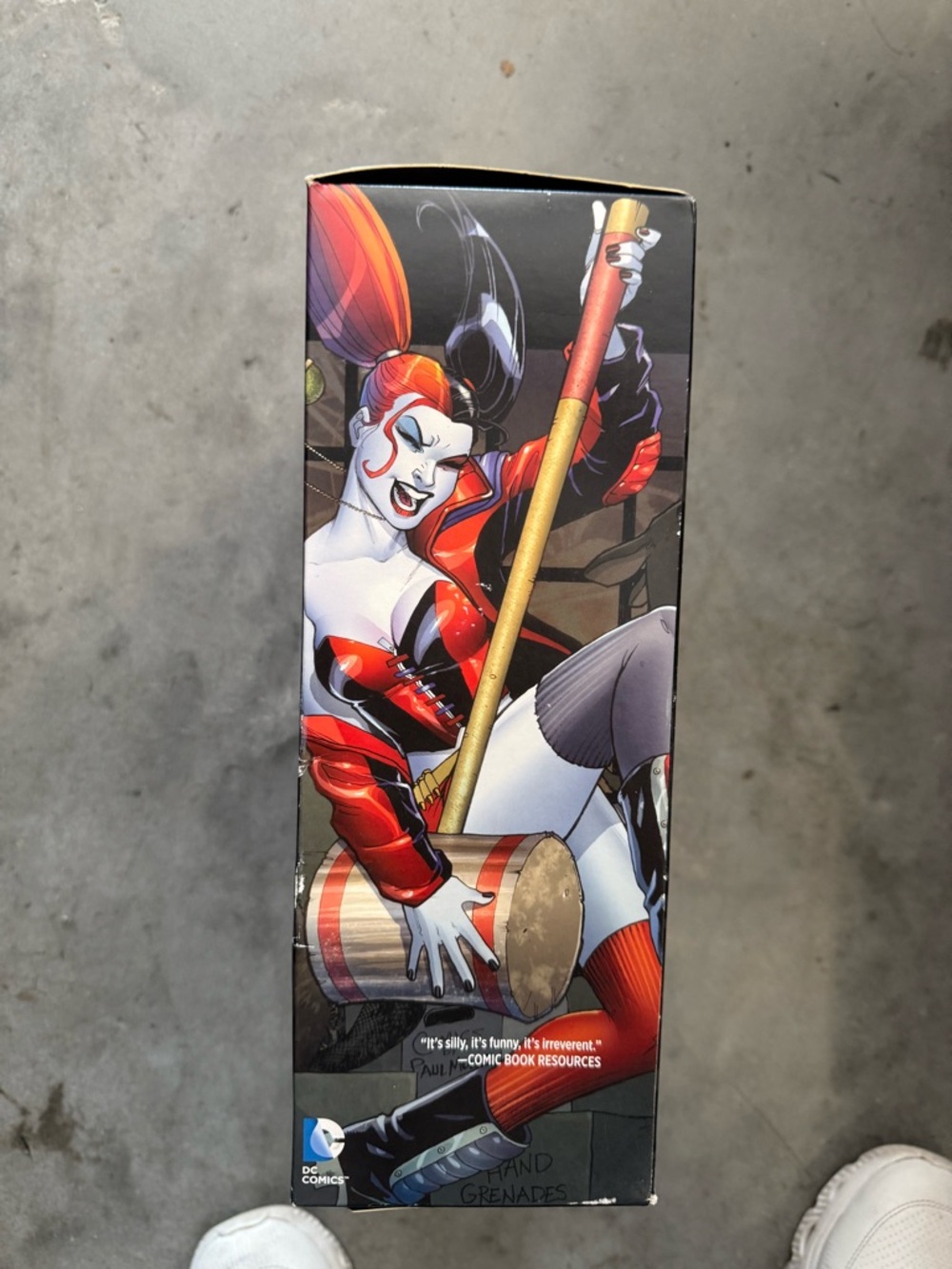 Harley Quinn Vol 1 Hot in the City Book & Mask Set DC Comics NEW Sealed - Picture 2 of 3